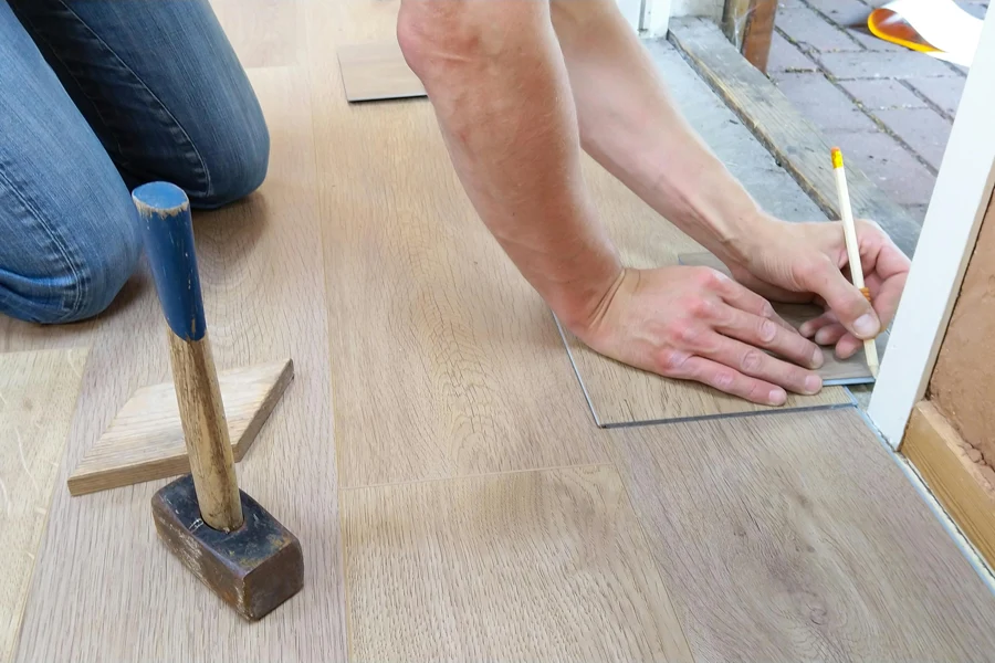 Układanie paneli podłogowych i ściennych